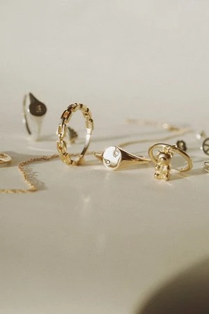 Foe & DearUnisex Foe And Dear Yin Yang Signet Ring - Gold/Silver 4 Foe & DearUnisex Foe And Dear Yin Yang Signet Ring - Gold/Silver - Image 4