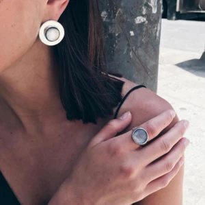 Tarin ThomasEverett Ring - BLACK MOTHER OF PEARL 7 Tarin ThomasEverett Ring - BLACK MOTHER OF PEARL - Image 7